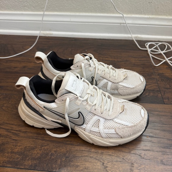 Women’s Nike V2K running shoes - Picture 1 of 5